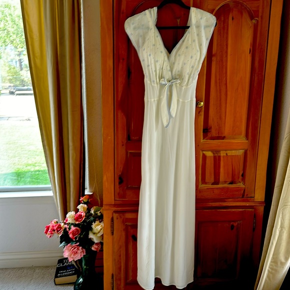 Vintage Barbizon rayon crêpe nightgown For taller women - Picture 2 of 9